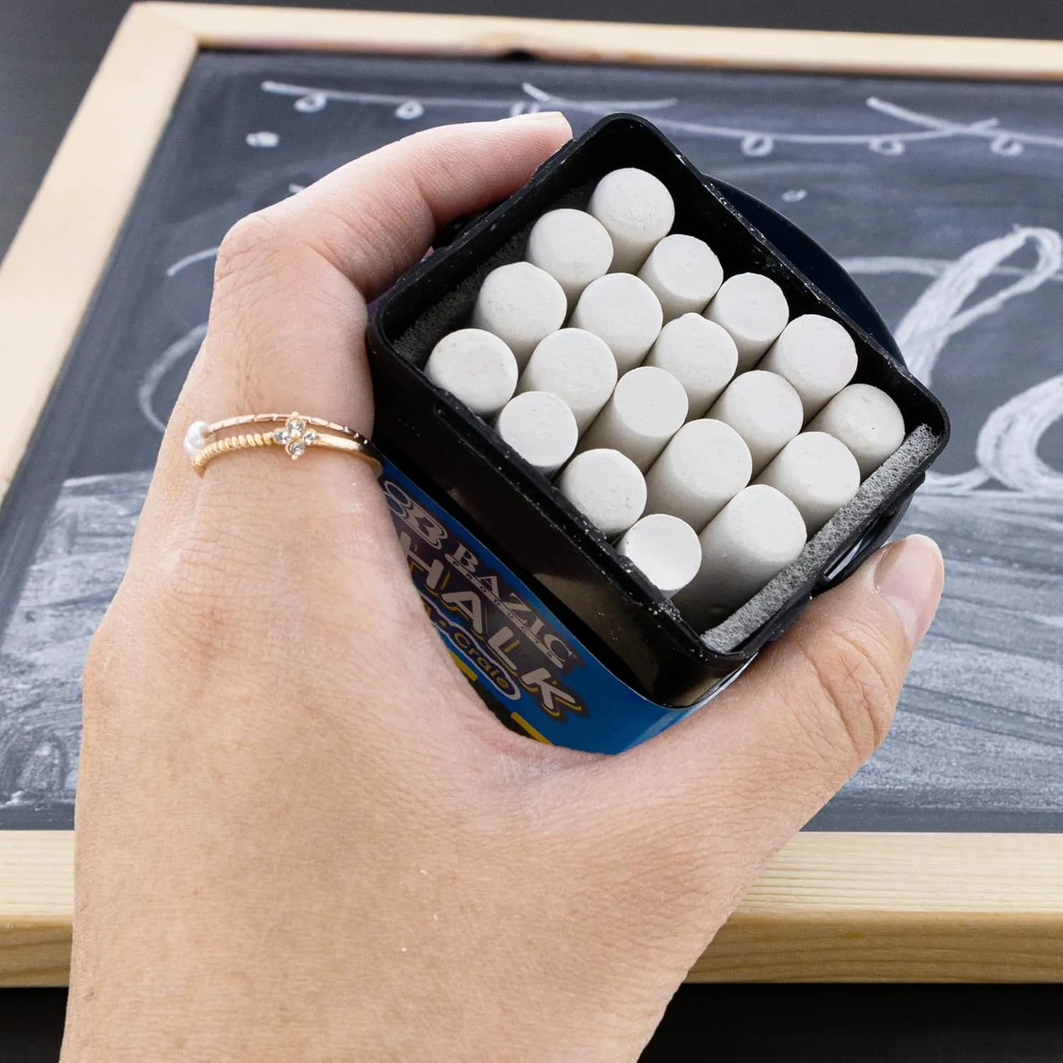 BAZIC White Chalk, Standard Size Blackboard Chalkboard Chalks, Great Game Activity for Kid Teacher School (20/Bucket)