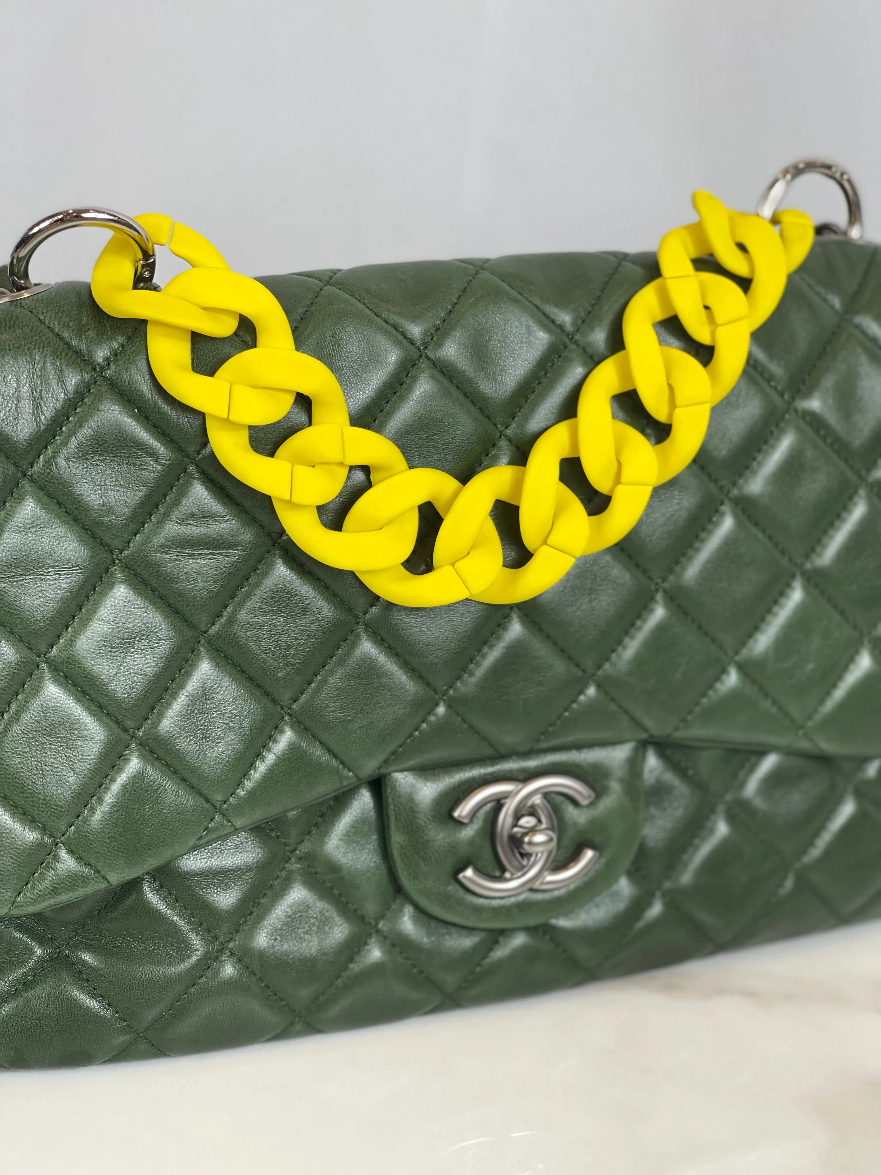 "BANANA" Matte Acrylic Top Handle Chain 12"